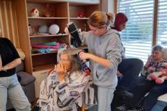 Frizerske-storitve-dijakinj-v-Dnevnem-centru-Odranci-009