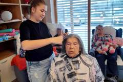 Frizerske-storitve-dijakinj-v-Dnevnem-centru-Odranci-010